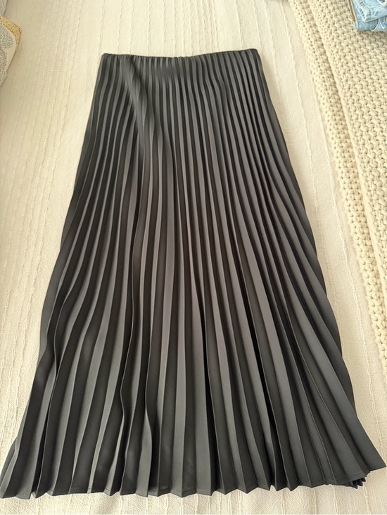J. Crew Dresses & Skirts - J. Crew Black Pleated Midi Skirt
Length 30
Waist 25/26